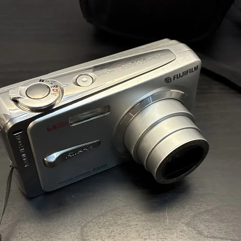 Fujifilm FinePix F650 Digital Camera & Battery Cable & Bag